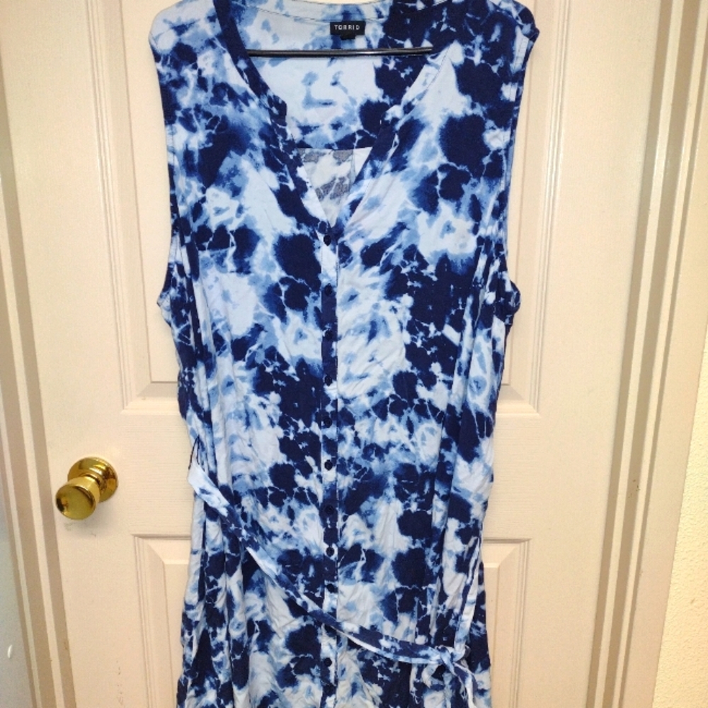 Torrid button down v-neck dress size 6 with belt-tie